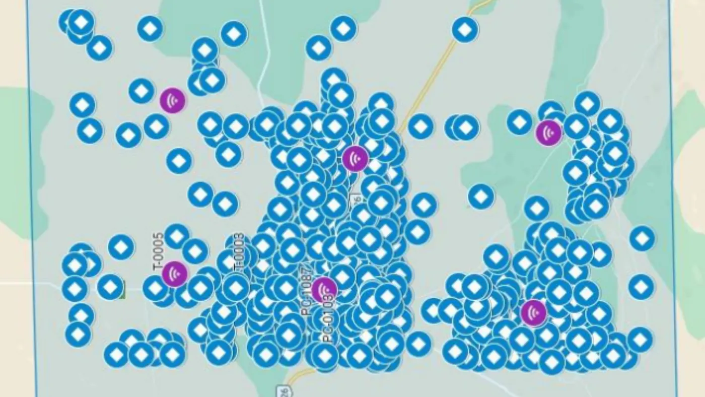 Mapa de WellOptimus con cientos de pozos monitoreados y gateways en un yacimiento